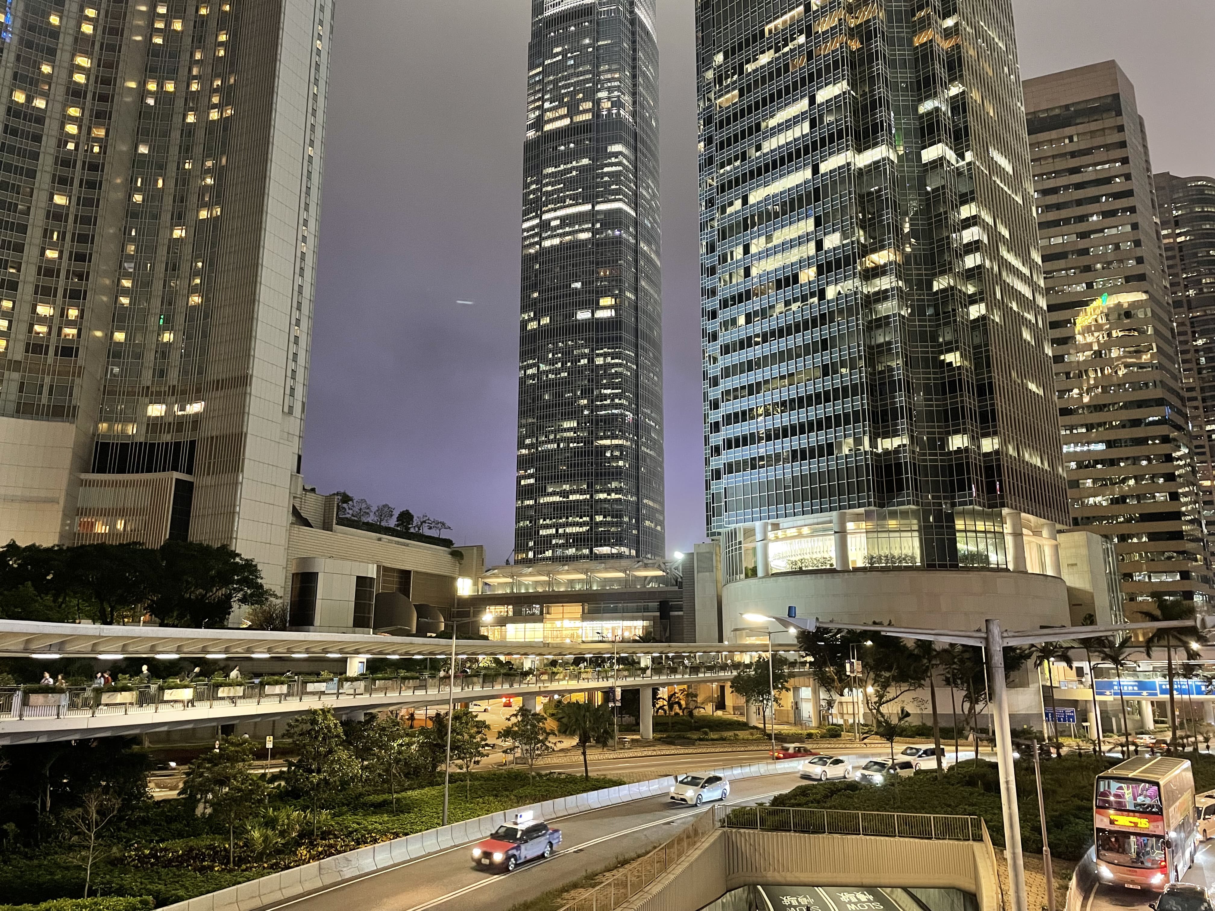 機場快綫香港站國際金融中心一期，前為中環統一碼頭，見第40頁，圖22