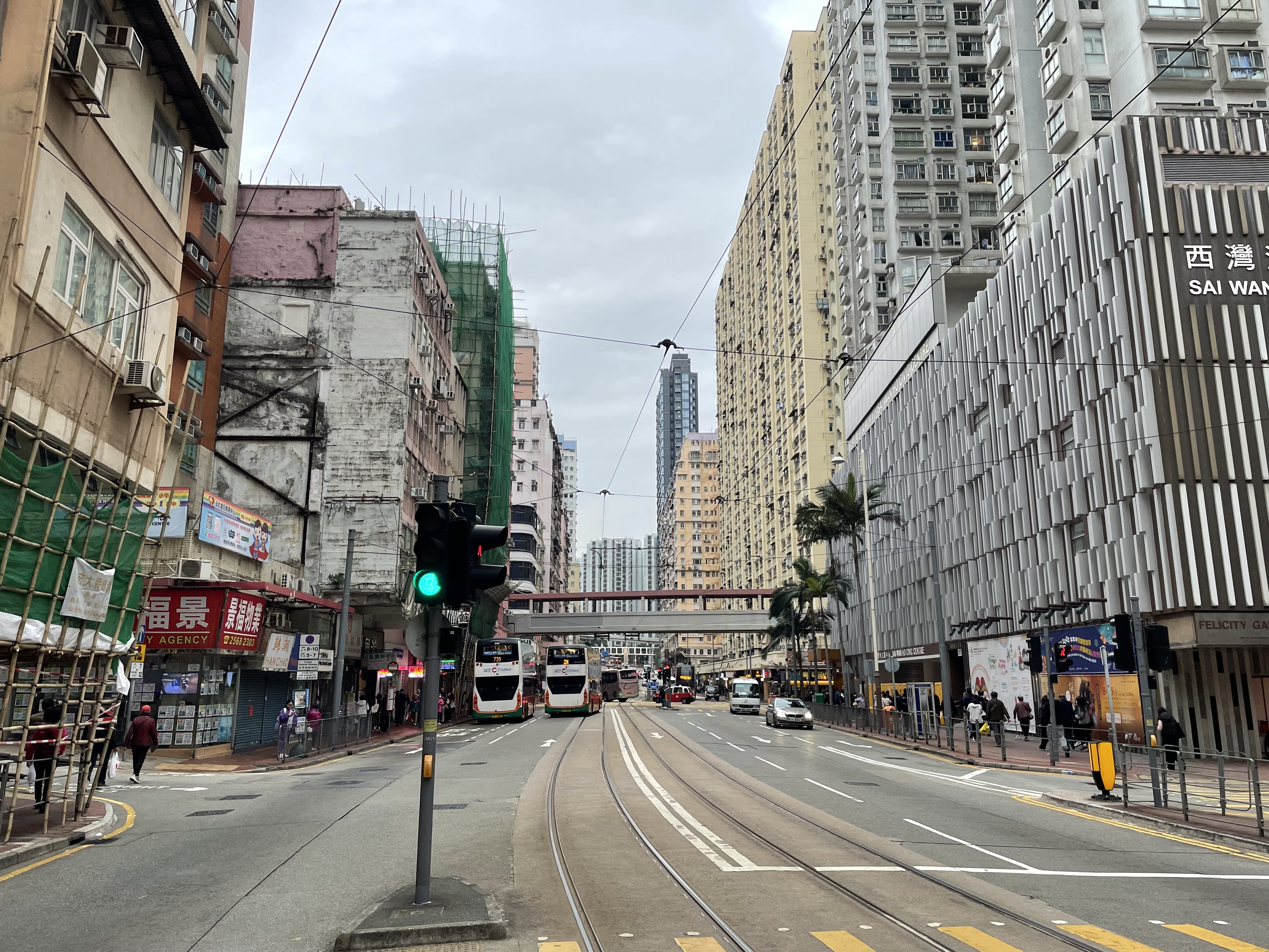 西灣河筲箕灣道電車路。1950年代的街道風光，見第133頁，圖126